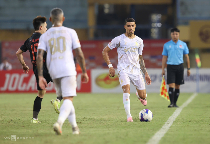 Hà Nội FC thua trong ngày Đỗ Hoàng Hên, Harry Kewell ra mắt