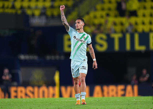Antony rực sáng, Real Betis thoát thua khó tin trước Villarreal