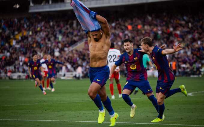 Barca chiếm đỉnh bảng La Liga