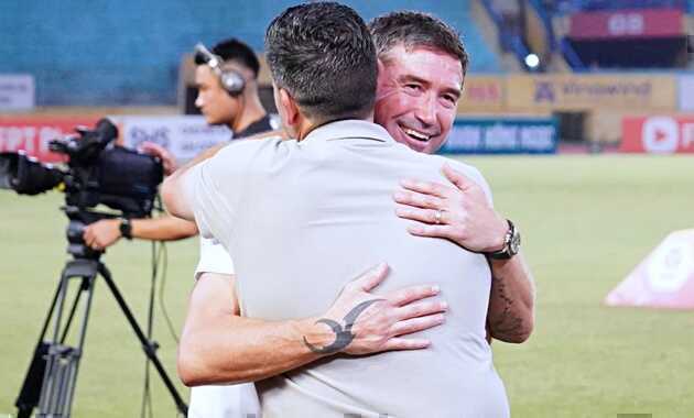 Harry Kewell ra mắt Hà Nội FC, gặp sự cố trang phục