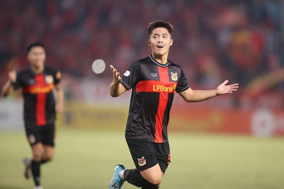 Quốc Việt ghi siêu phẩm, Ninh Bình khiến Harry Kewell ra mắt mất vui
