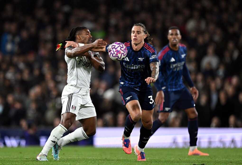 Trossard tỏa sáng, Arsenal đòi lại ngôi đầu Ngoại hạng Anh
