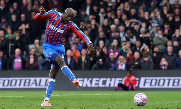 Mateta hoàn tất cú hattrick ở phút 90+7.