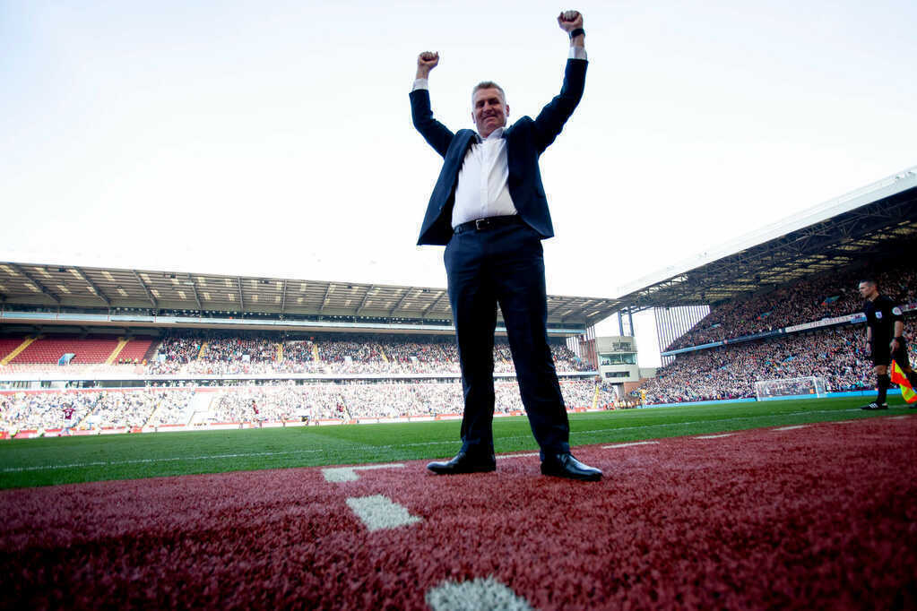 Dean Smith ăn mừng chiến tích đưa Aston Villa trở lại Ngoại hạng Anh vào năm 2019.