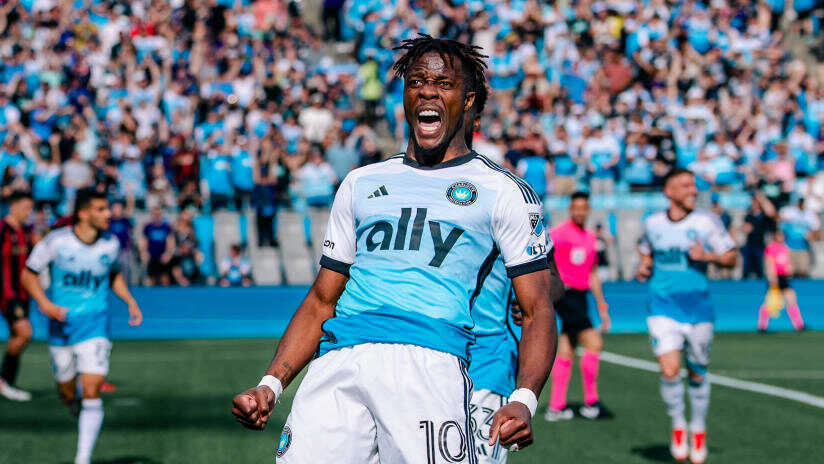 Zaha, tiền đạo cánh khét tiếng một thời tại Anh được Dean Smith chiêu mộ