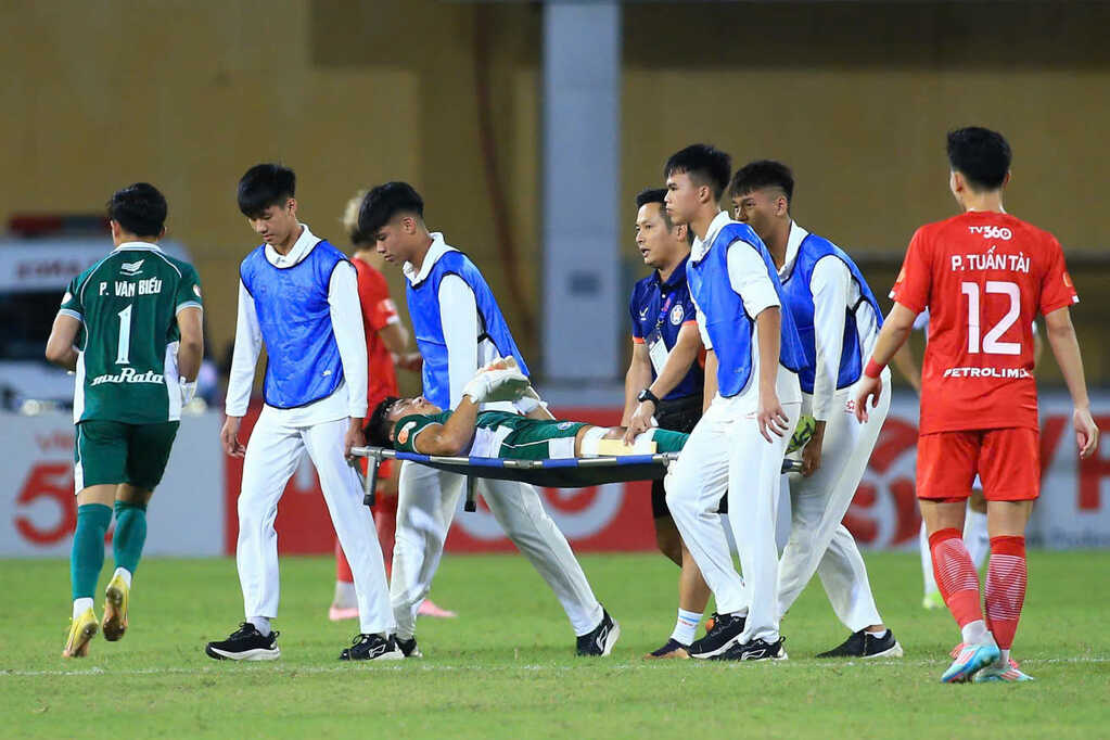 Bùi Tiến Dũng va chạm cực mạnh, phải nhập viện kiểm tra