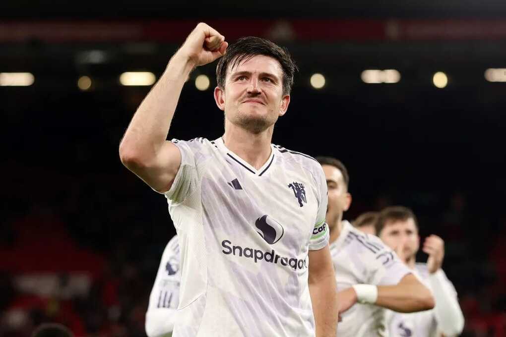 Harry Maguire được các cầu thủ Man Utd tung hô trong phòng thay đồ