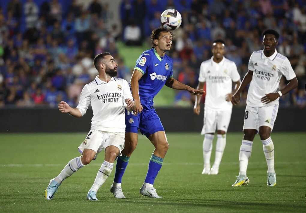 Mbappe lập công giúp Real Madrid lấy lại ngôi đầu bảng từ Barcelona