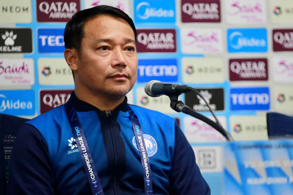 HLV Nam Định nói gì trước khi đấu Gamba Osaka ở Cúp châu Á?