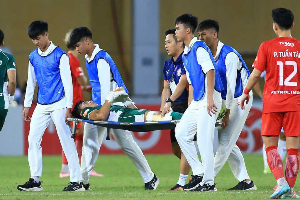 Thủ môn Bùi Tiến Dũng đứt dây chằng đầu gối, chia tay V-League