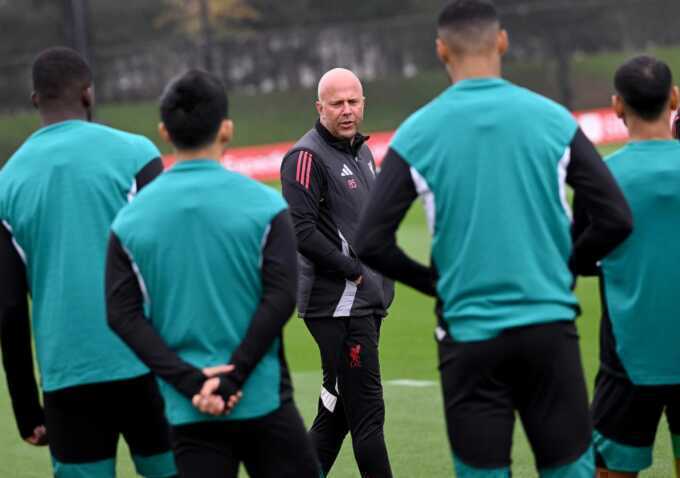 Liverpool gặp sự cố về máy bay trước khi đá Champions League