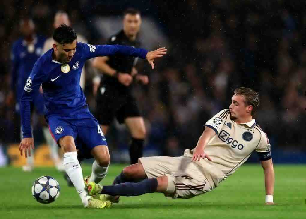 Ba ~sao mai~ tỏa sáng, Chelsea vùi dập Ajax 5-1