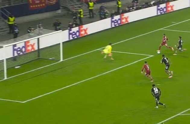 Liverpool đại thắng, Salah vẫn bị chỉ trích vì pha bóng ích kỷ