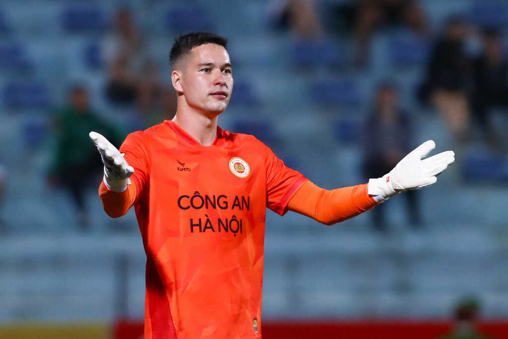 Nguyễn Filip báo tin dữ với CAHN và HLV Kim Sang Sik