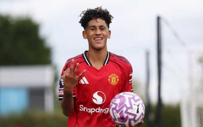Tiền đạo 15 tuổi lên tập với đội một Man Utd