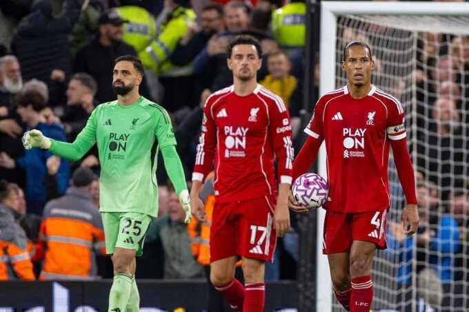 Van Dijk họp cầu thủ Liverpool sau khi thua Man Utd
