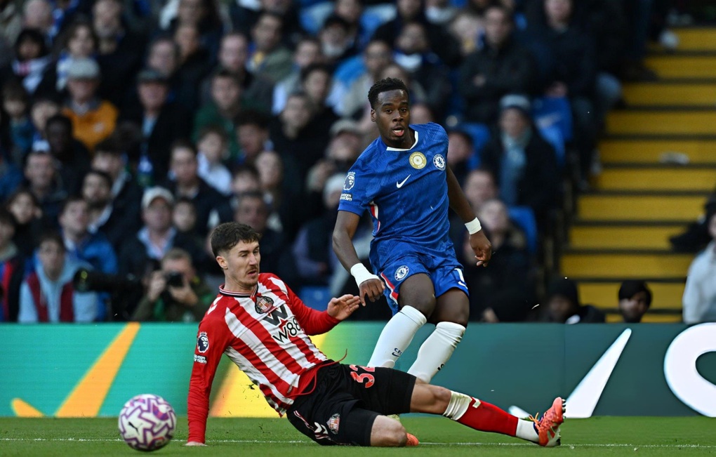 Chelsea thua sốc trên sân nhà, Sunderland leo lên nhì bảng