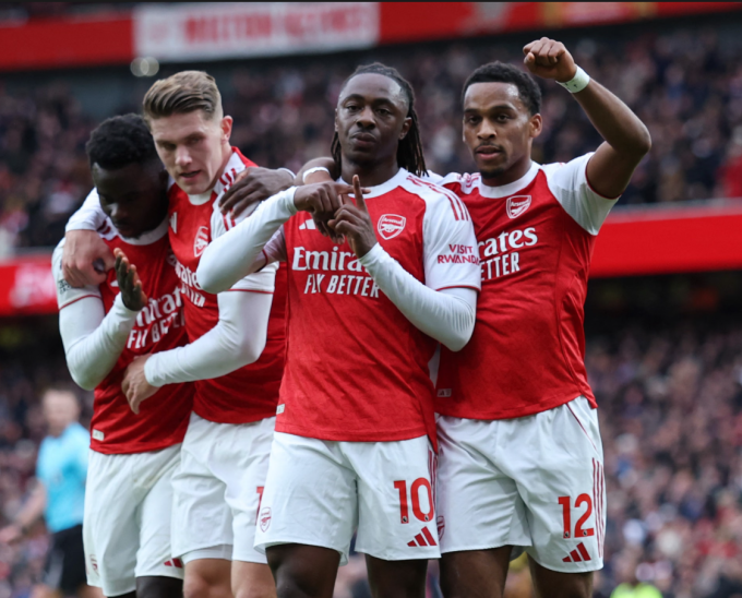 Arsenal lại thắng nhờ `bóng chết`