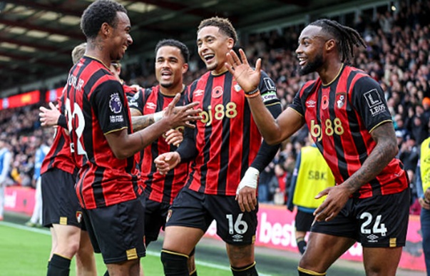 Bournemouth thắng Forest, vươn lên nhì bảng Ngoại hạng Anh