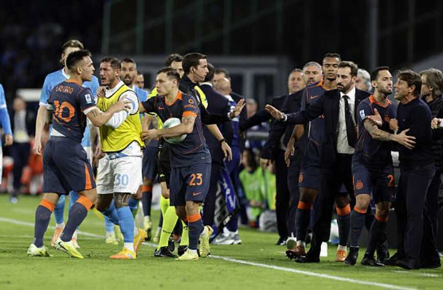 Conte và Martinez lăng mạ nhau trong trận cầu nảy lửa