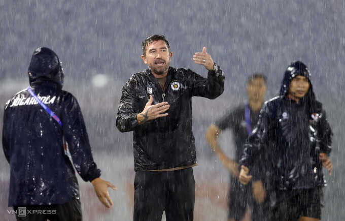 HLV Kewell xin dừng trận đấu ở V-League vì mưa to