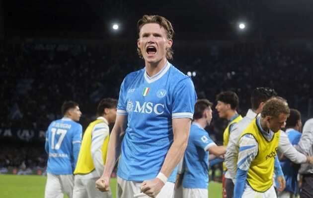 Napoli hạ Inter 3-1, McTominay tiết lộ sự cố ánh đèn