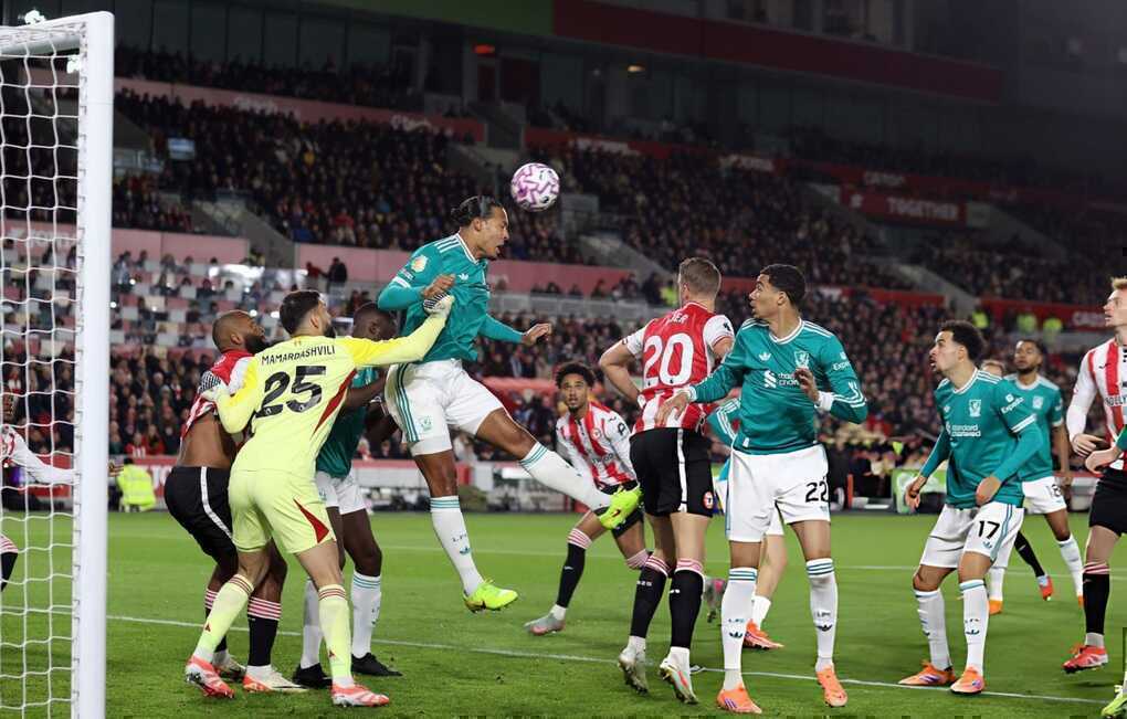 Salah ghi bàn muộn, Liverpool vẫn thua đau trên sân Brentford