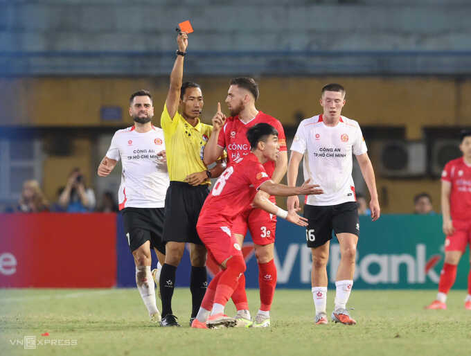 Cựu tuyển thủ U23 Việt Nam bị đuổi vì đánh nguội ở V-League