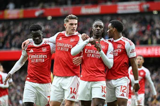 Neville: `Chức vô địch nằm trong tay Arsenal`