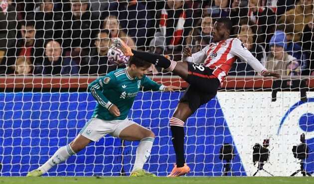 Brentford hạ Liverpool nhờ ném biên