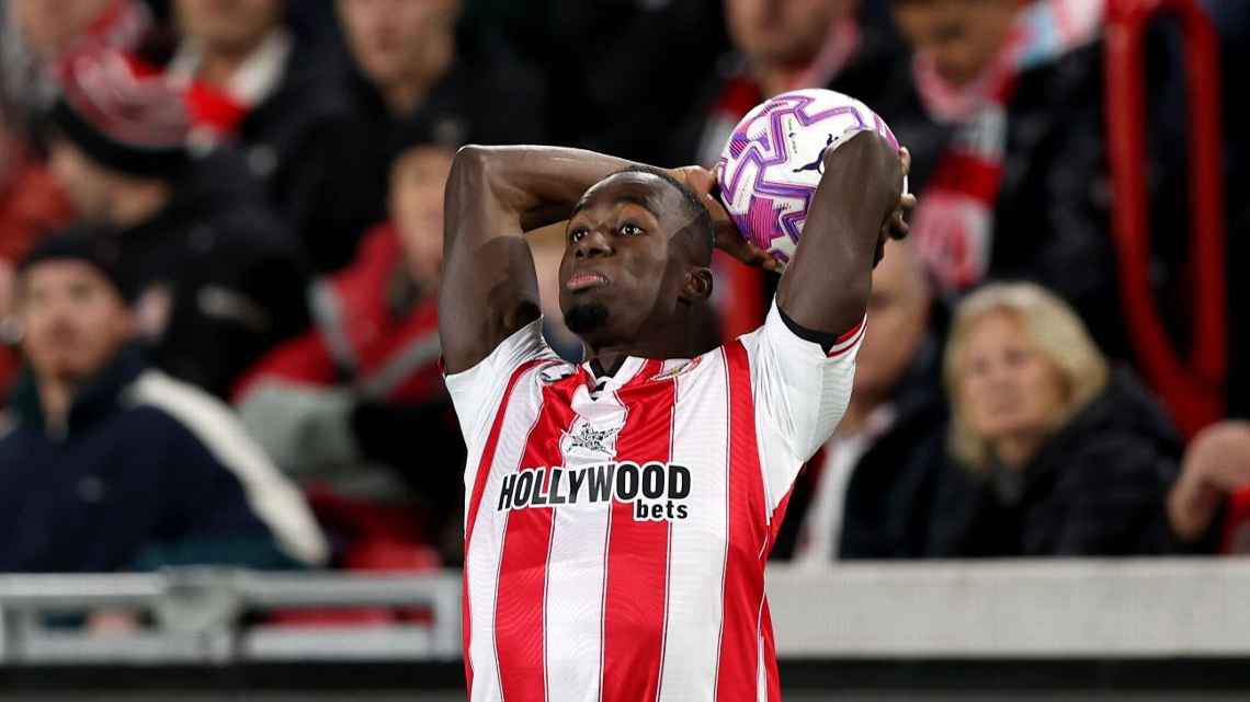 Brentford thăng hoa nhờ vũ khí ném biên của Michael Kayode