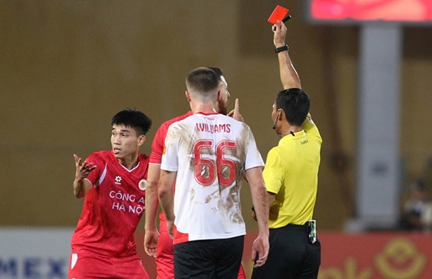 CAHN thắng derby, Polking tiếc nuối chiếc thẻ đỏ của Văn Đô