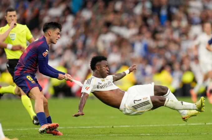 Wenger: `Real gặp Barca như người lớn đấu trẻ con`