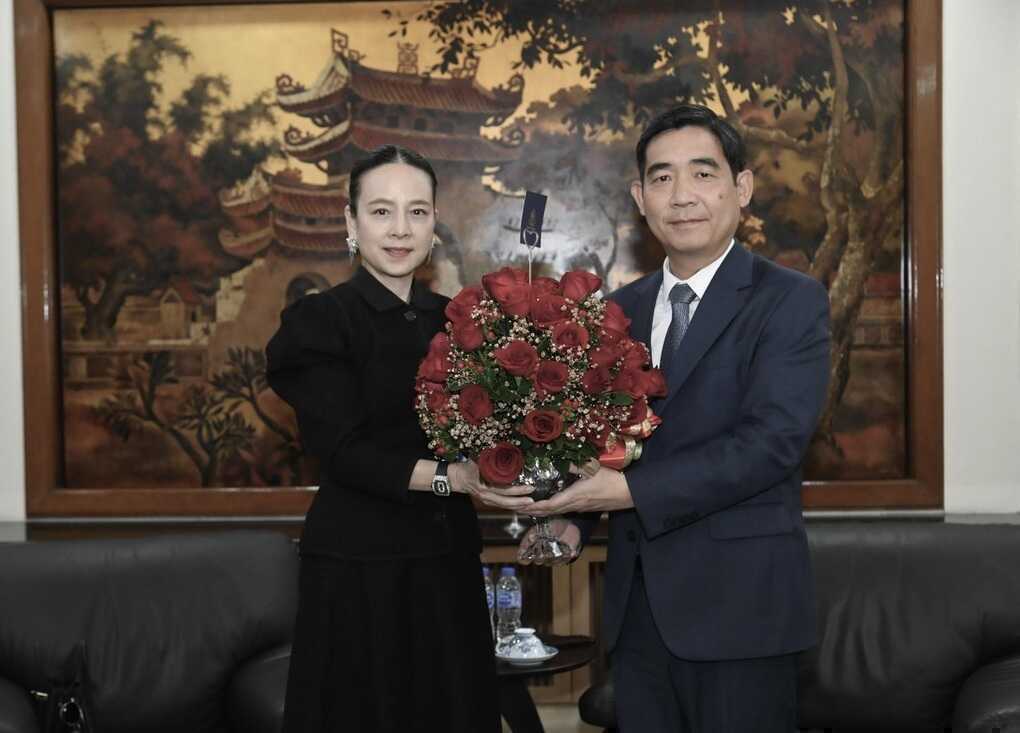 Madam Pang đến Đại sứ quán Việt Nam để xin lỗi vụ dùng sai Quốc kỳ