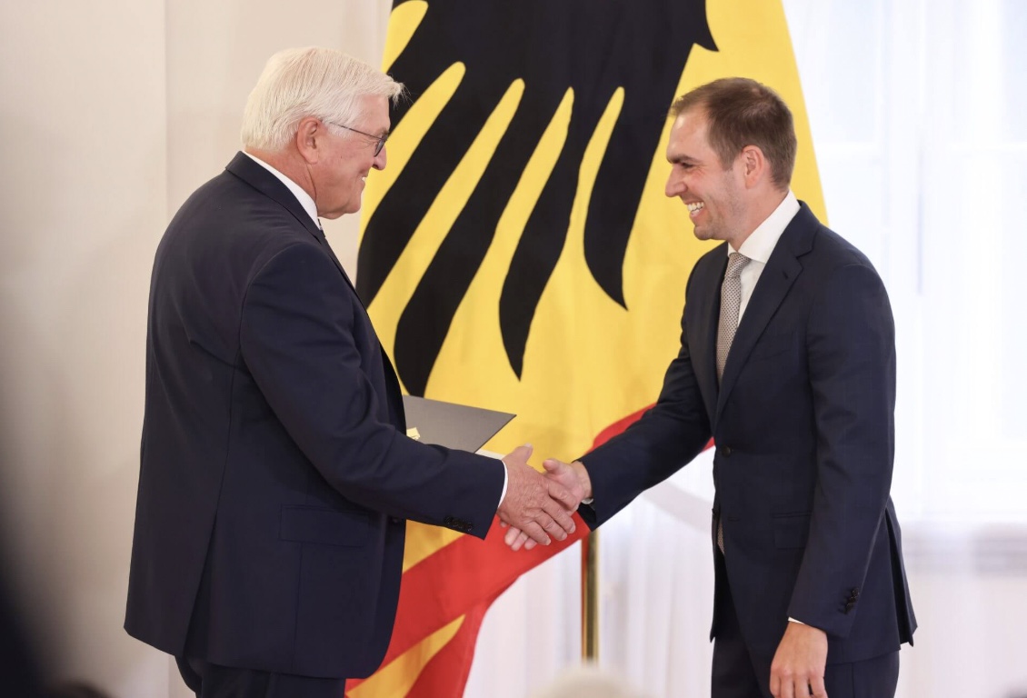Philipp Lahm được trao Huân chương Công trạng của Đức vì những đóng góp cho cộng đồng.
