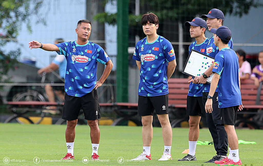 Tuyển Việt Nam và U22 Việt Nam sắp hội quân: Ông  Kim Sang Sik lo… `bão`