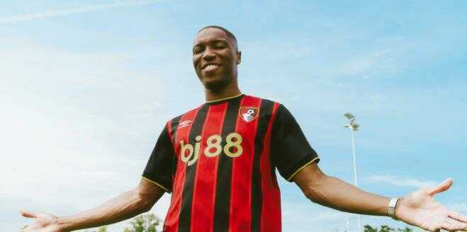 Bafode Diakite giúp hàng thủ B vững chắc.