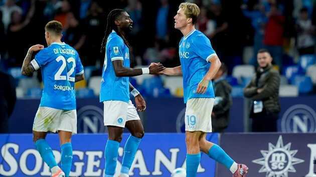 Hojlund giúp Napoli lên ngôi đầu bảng.