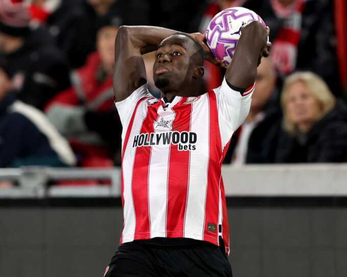 Trào lưu ném biên trỗi dậy ở Ngoại hạng Anh