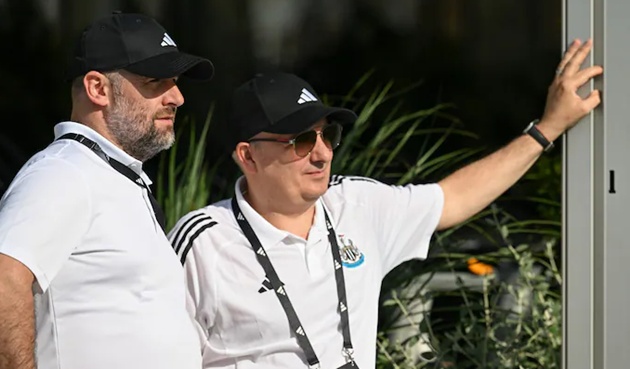 Sự ra đi của Paul Mitchell và sự vắng mặt của Darren Earles (phải) khiến Newcastle có mùa hè thất vọng