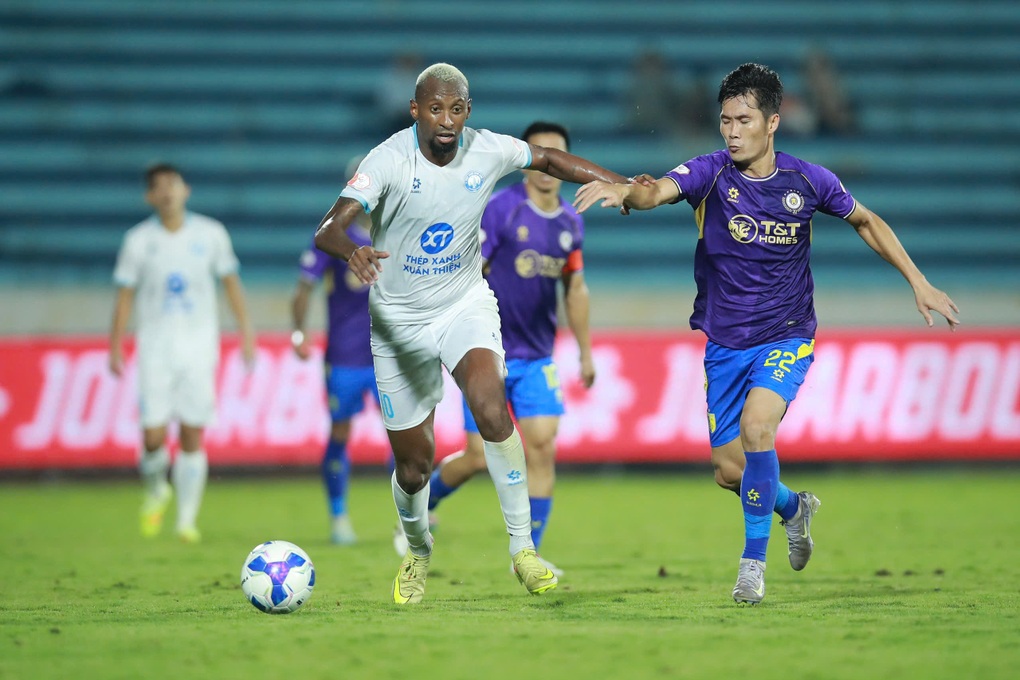 CLB Nam Định chia điểm với Hà Nội FC trong trận đấu có hai siêu phẩm