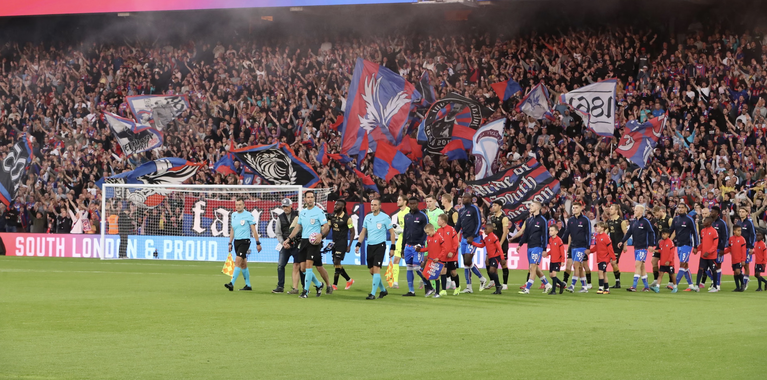 Các CLB như Crystal Palace bị chỉ trích vì biến ước mơ của trẻ nhỏ thành một hoạt động kiếm tiền.