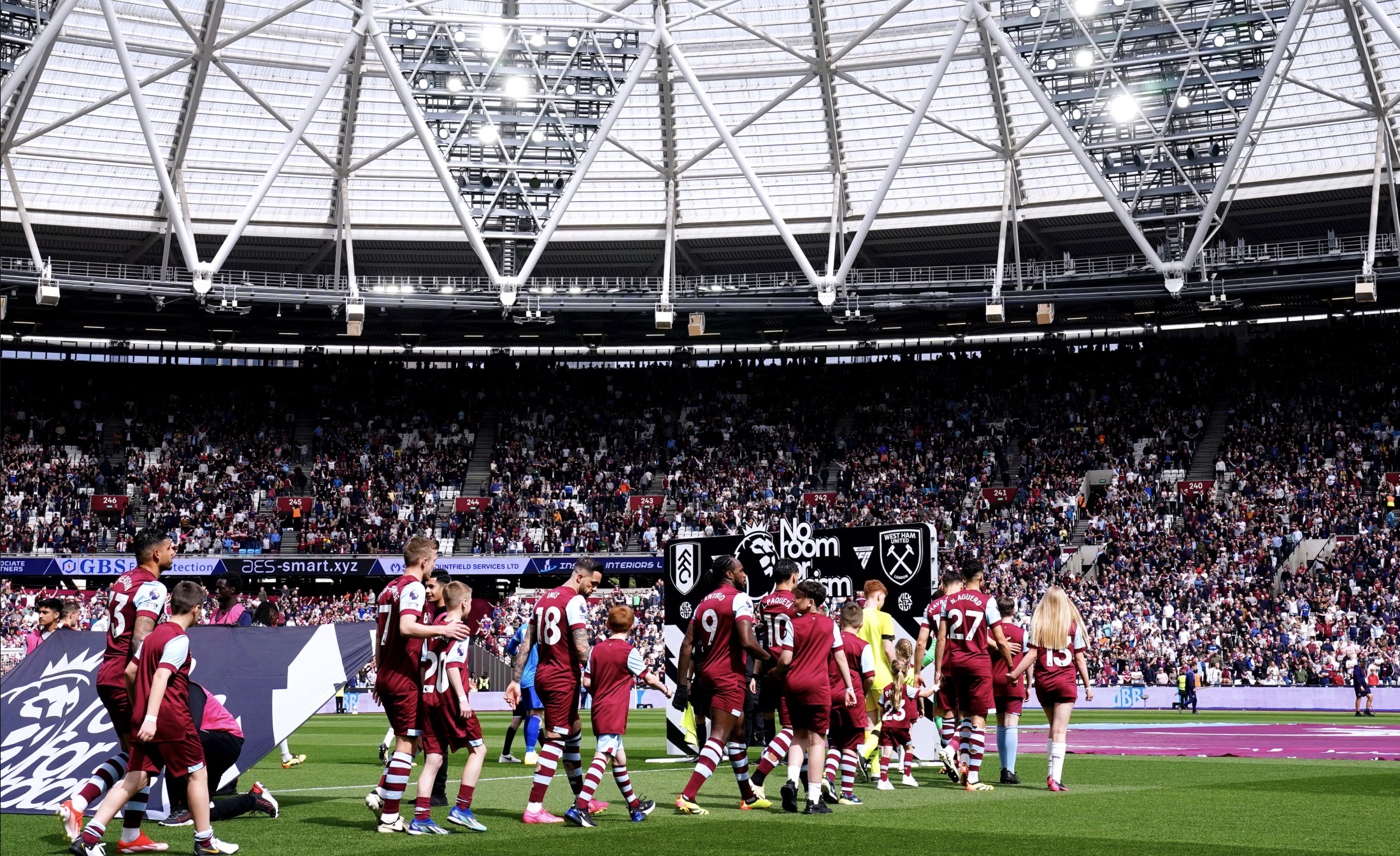 Dù nhận nhiều sự phản đối, các CLB vẫn luôn cháy vé mascot