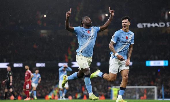 Liverpool tung ba người kèm vẫn không ngăn nổi `cơn lốc` Doku