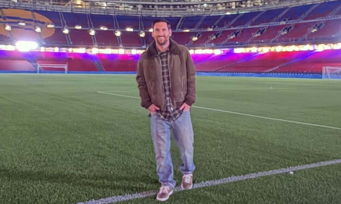 Messi về thăm sân Camp Nou