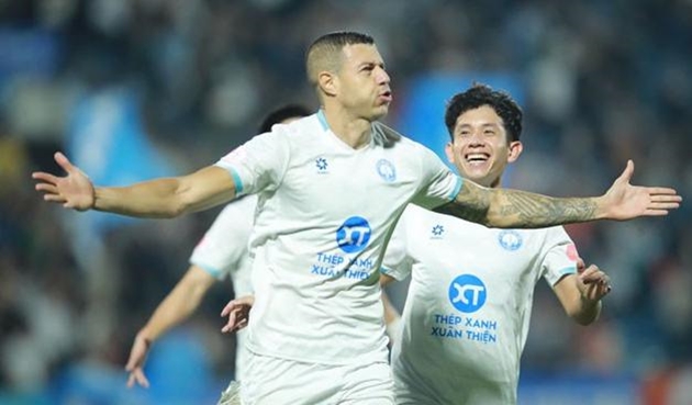 Nam Định ~níu chân~ Hà Nội trên BXH V-League sau trận cầu rực lửa