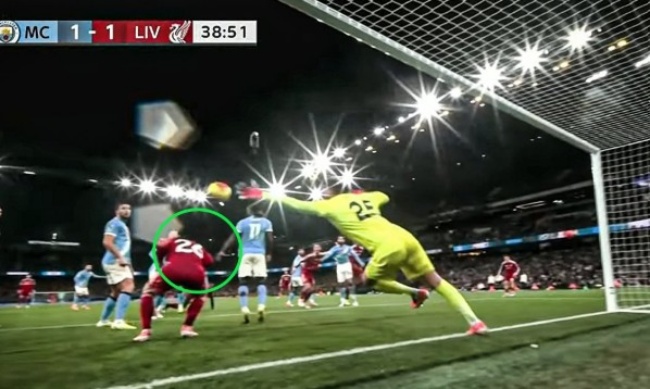 Tình huống bàn thắng của Van Dijk bị từ chối,.