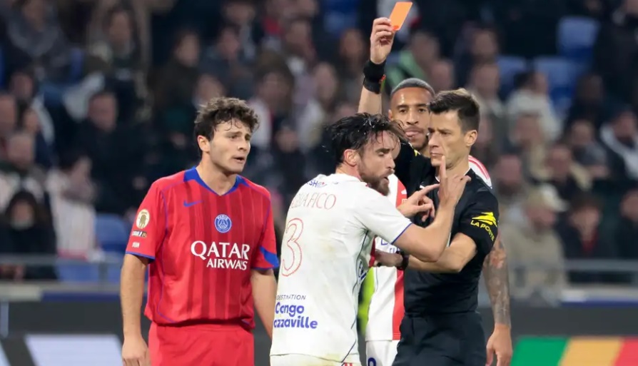 Lyon bất lực, trọng tài được Ligue 1 bênh vực sau trận thua PSG