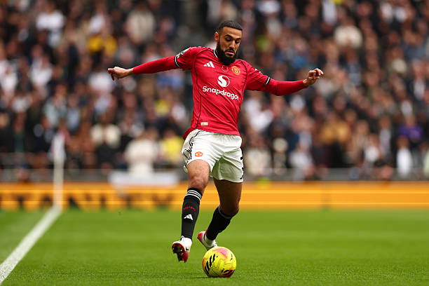 Noussair Mazraoui được xem là phương án khả thi để thay thế Amad Diallo.