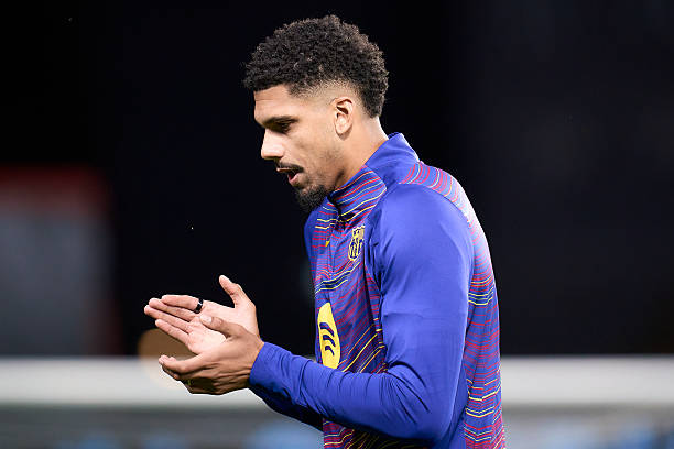 Ronald Araujo không kịp chụp hình cùng đội trước trận do bận giao tiếp với trọng tài.